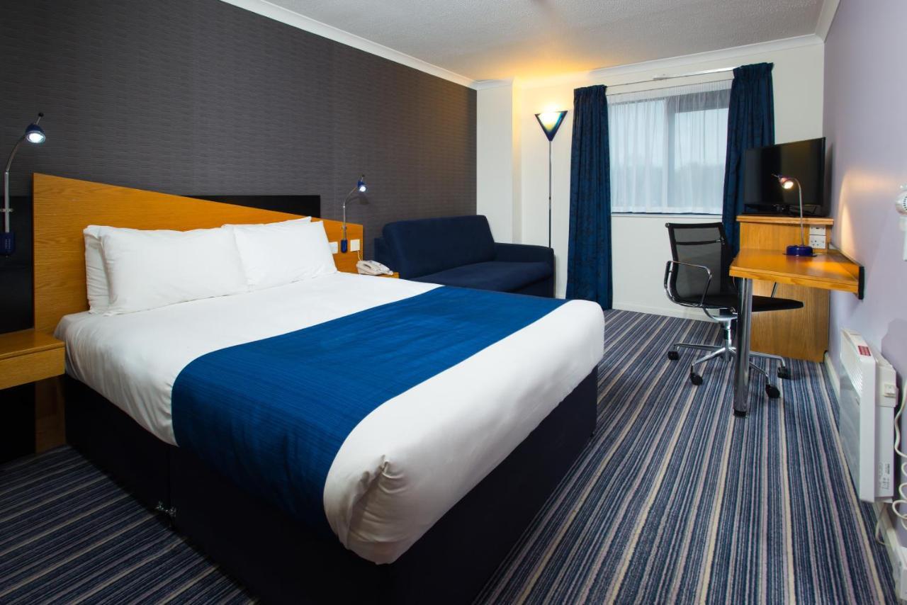 Holiday Inn Express Stafford By Ihg Exterior foto