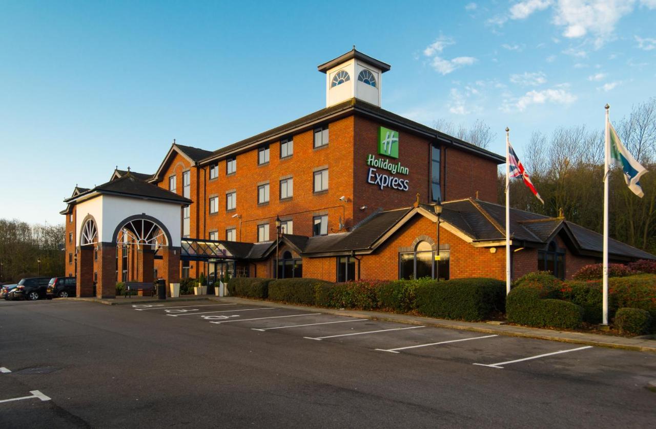 Holiday Inn Express Stafford By Ihg Exterior foto