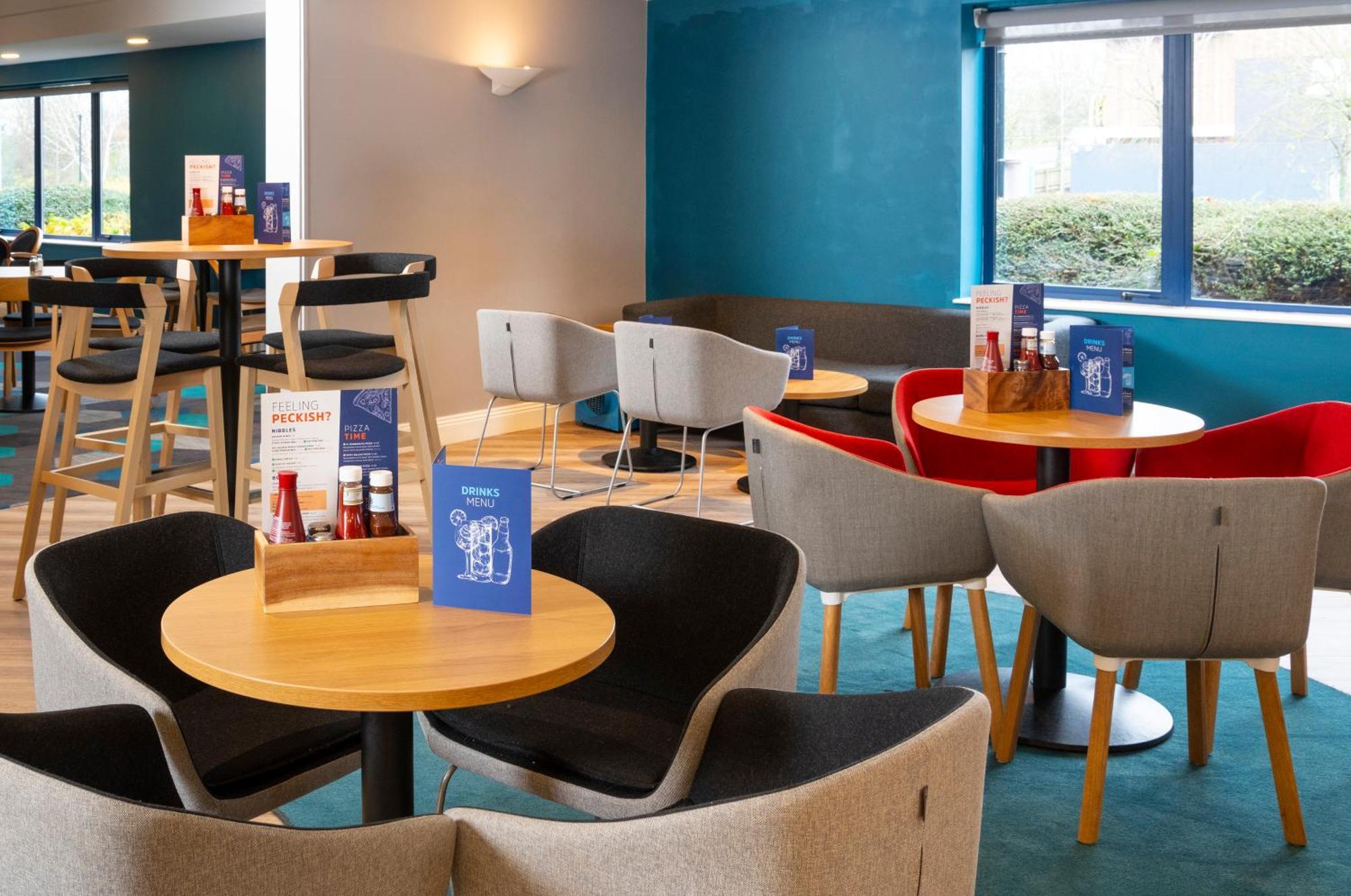 Holiday Inn Express Stafford By Ihg Exterior foto