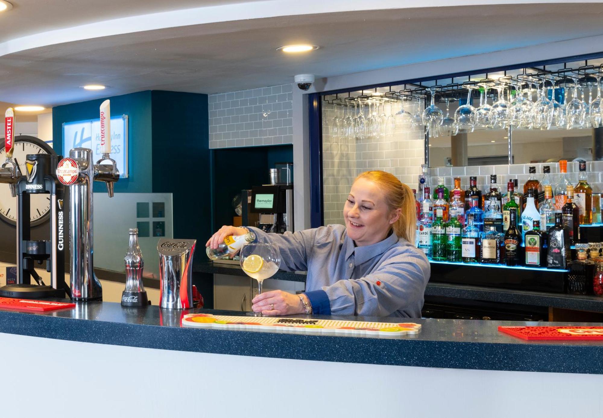 Holiday Inn Express Stafford By Ihg Exterior foto