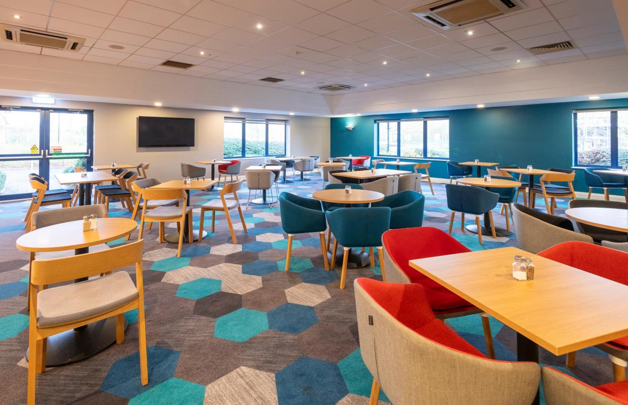 Holiday Inn Express Stafford By Ihg Exterior foto
