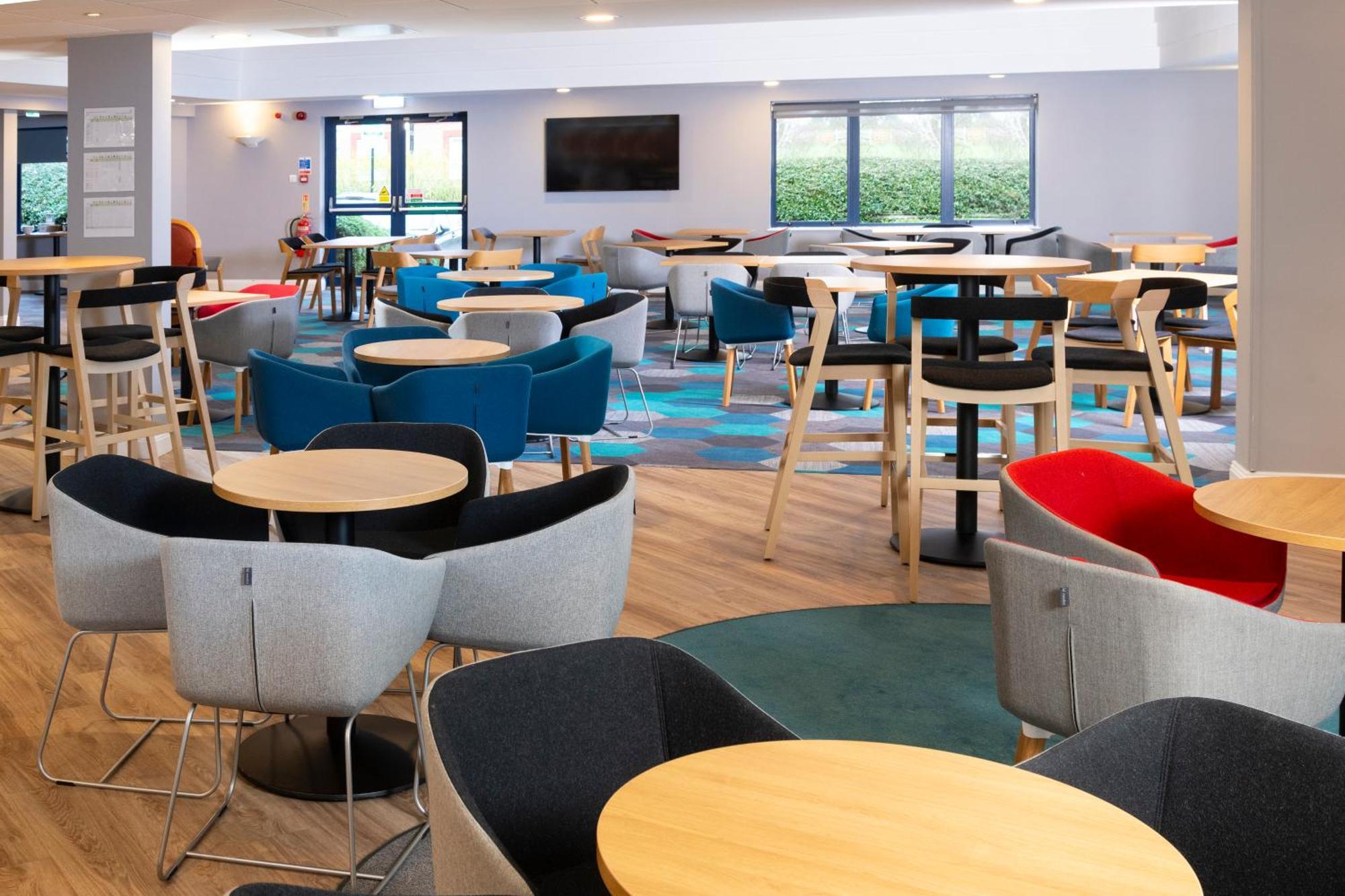 Holiday Inn Express Stafford By Ihg Exterior foto