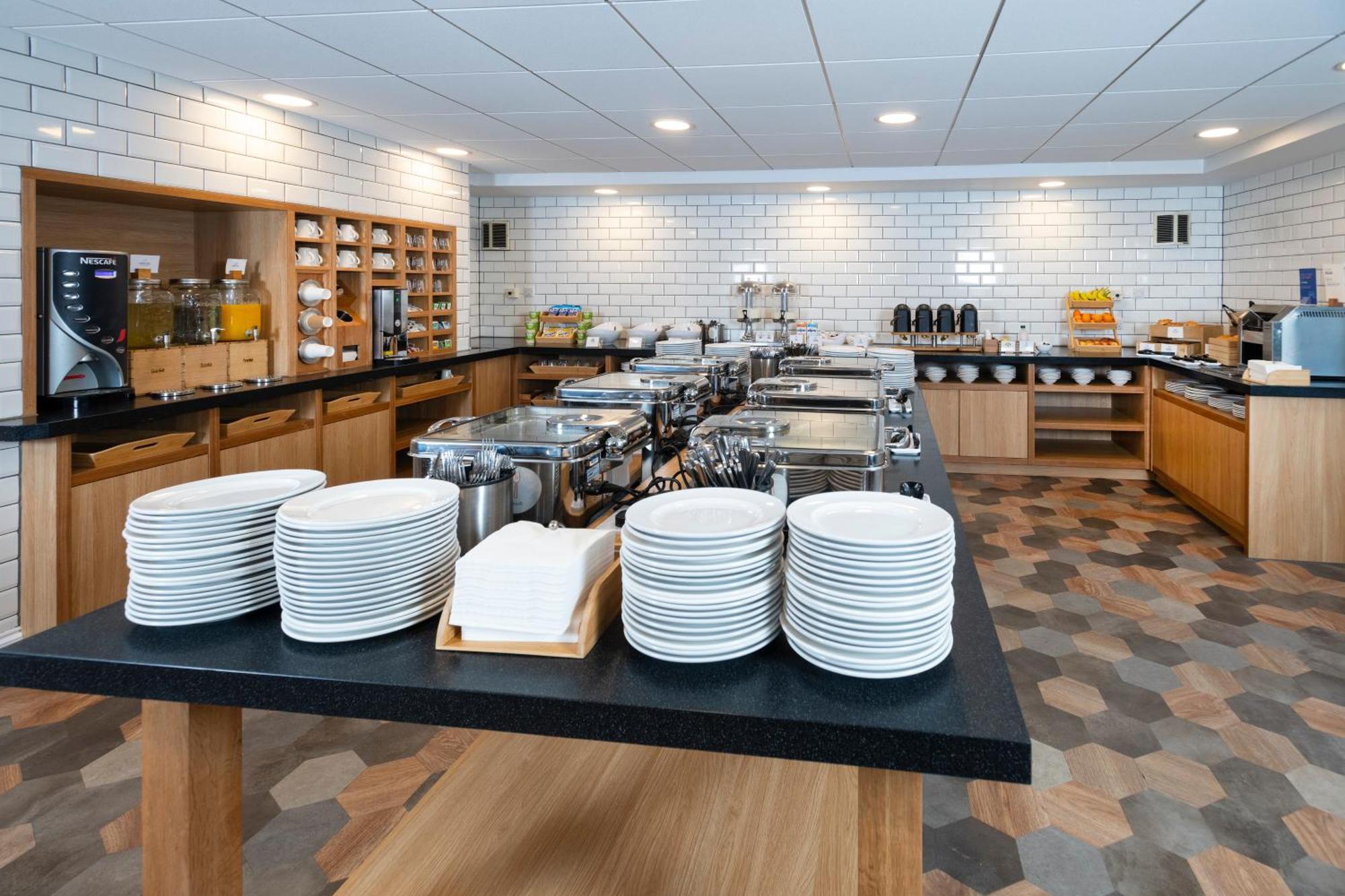 Holiday Inn Express Stafford By Ihg Exterior foto