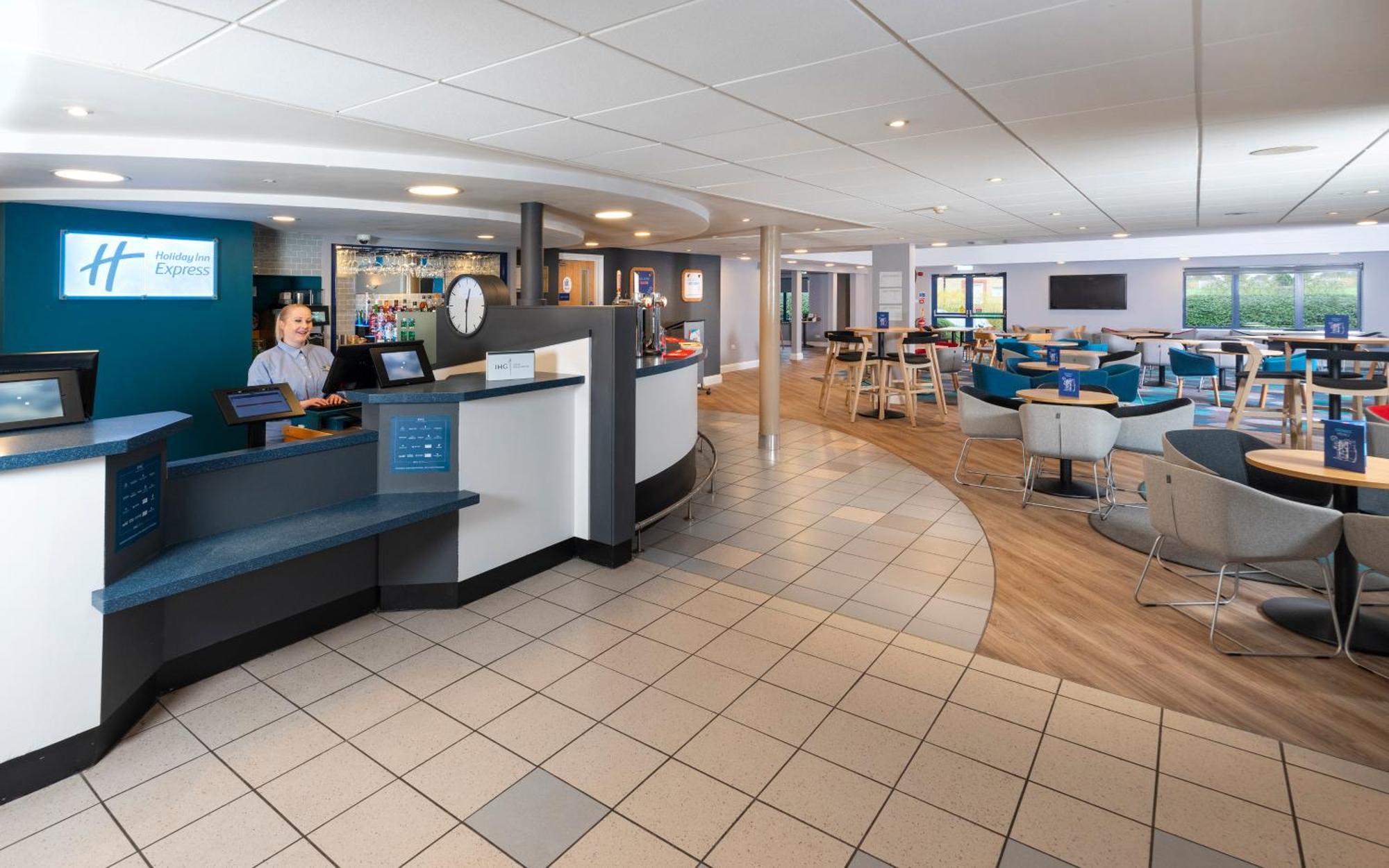 Holiday Inn Express Stafford By Ihg Exterior foto