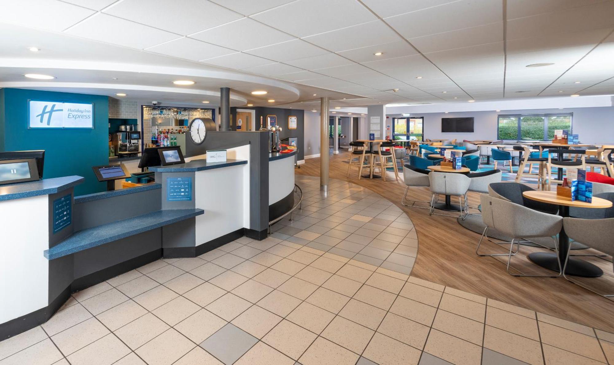 Holiday Inn Express Stafford By Ihg Exterior foto