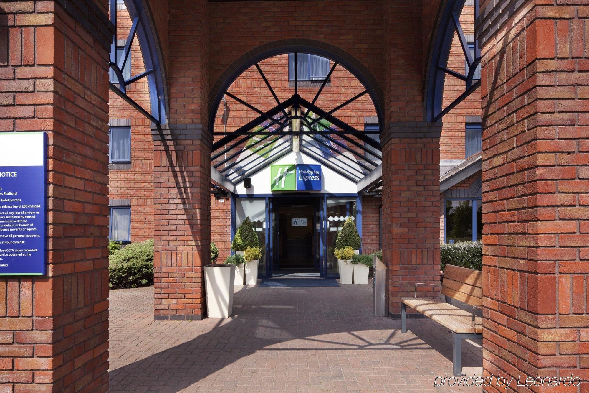 Holiday Inn Express Stafford By Ihg Exterior foto