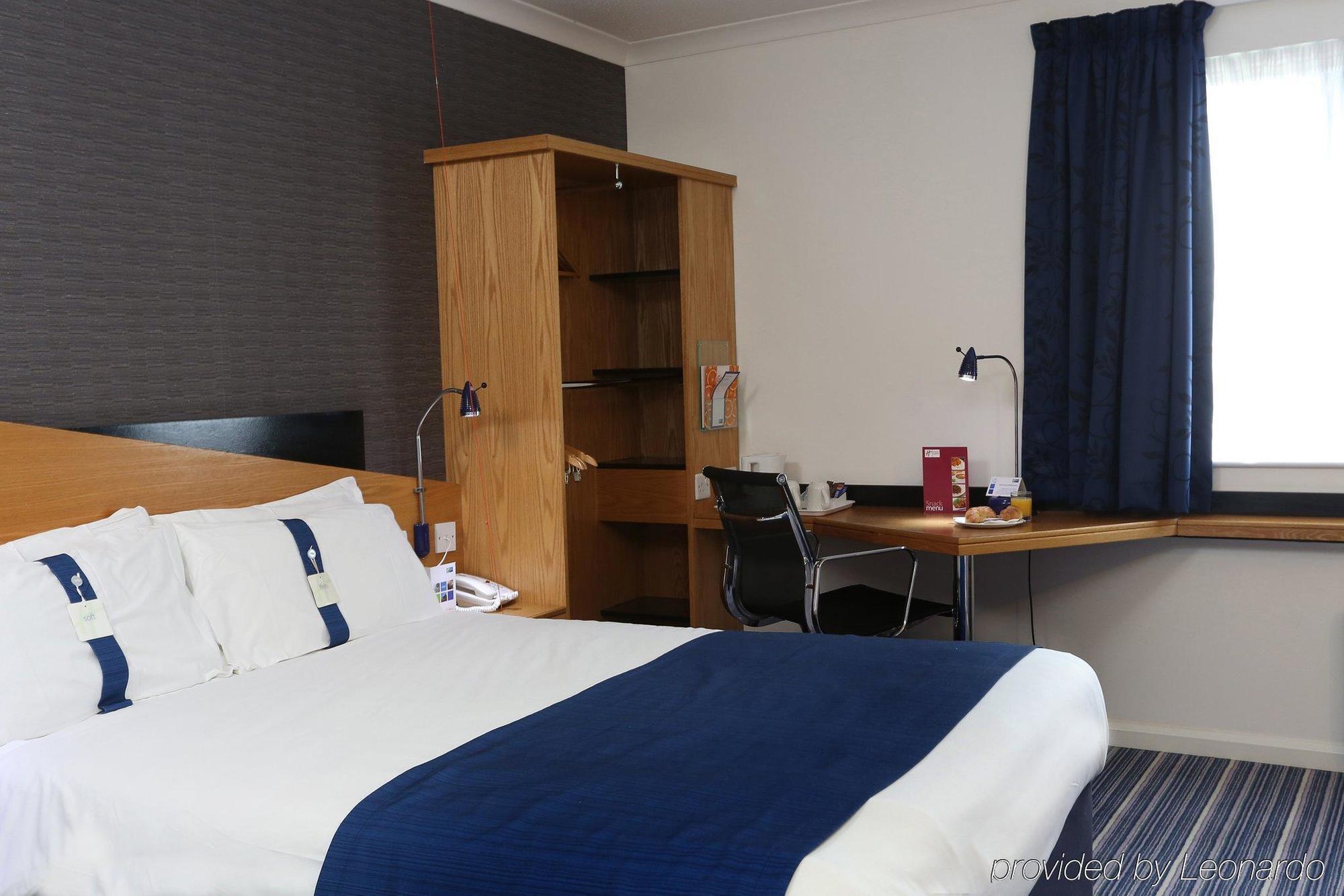 Holiday Inn Express Stafford By Ihg Exterior foto