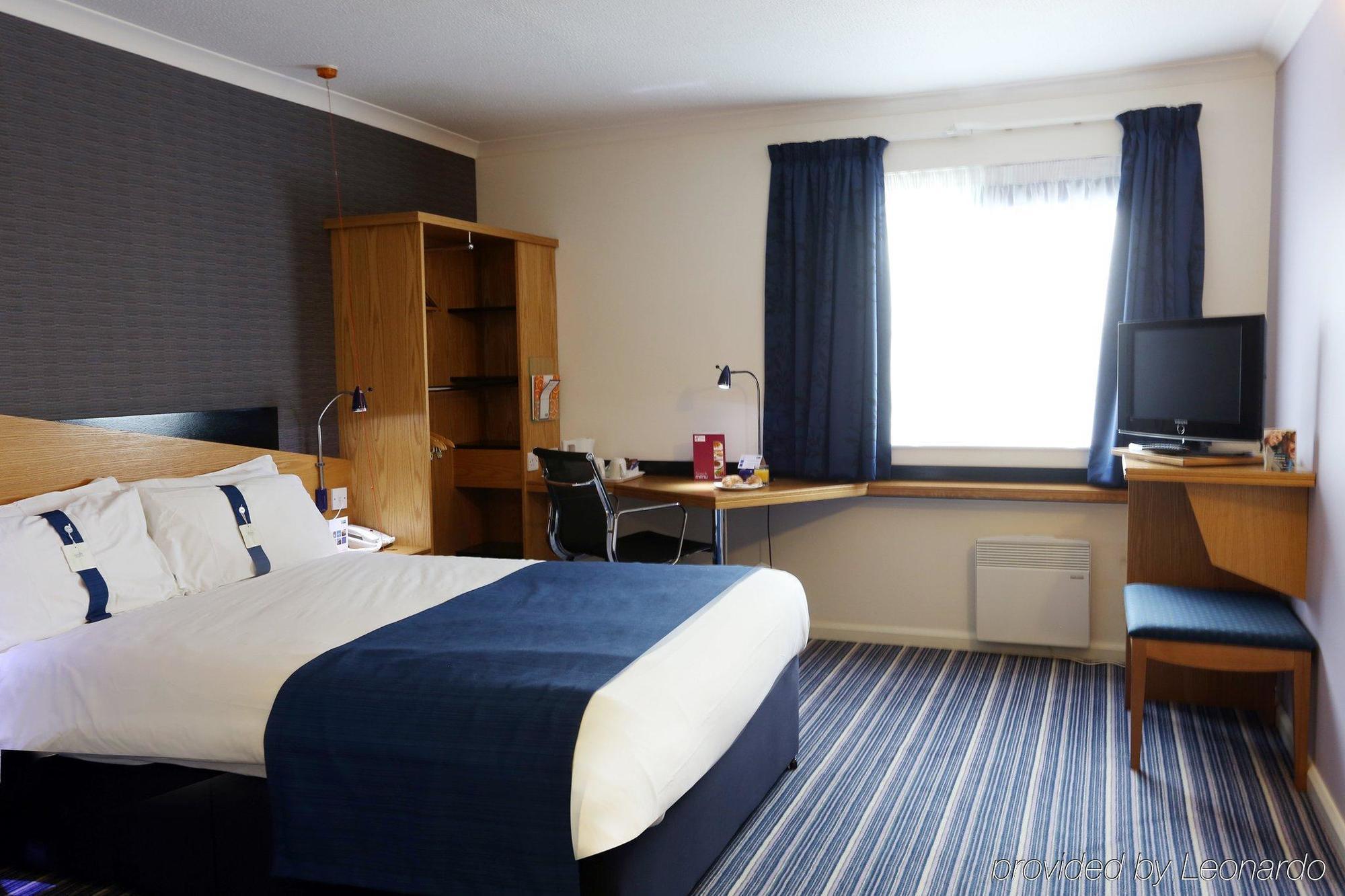 Holiday Inn Express Stafford By Ihg Exterior foto
