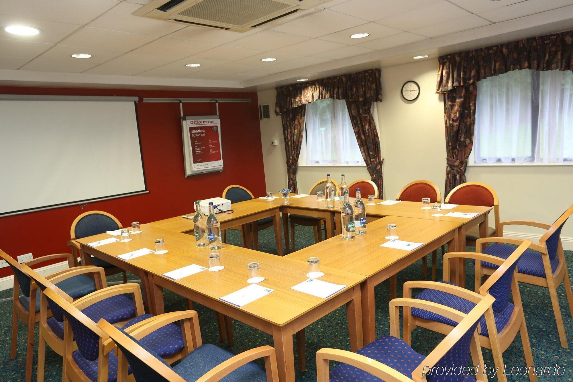 Holiday Inn Express Stafford By Ihg Exterior foto