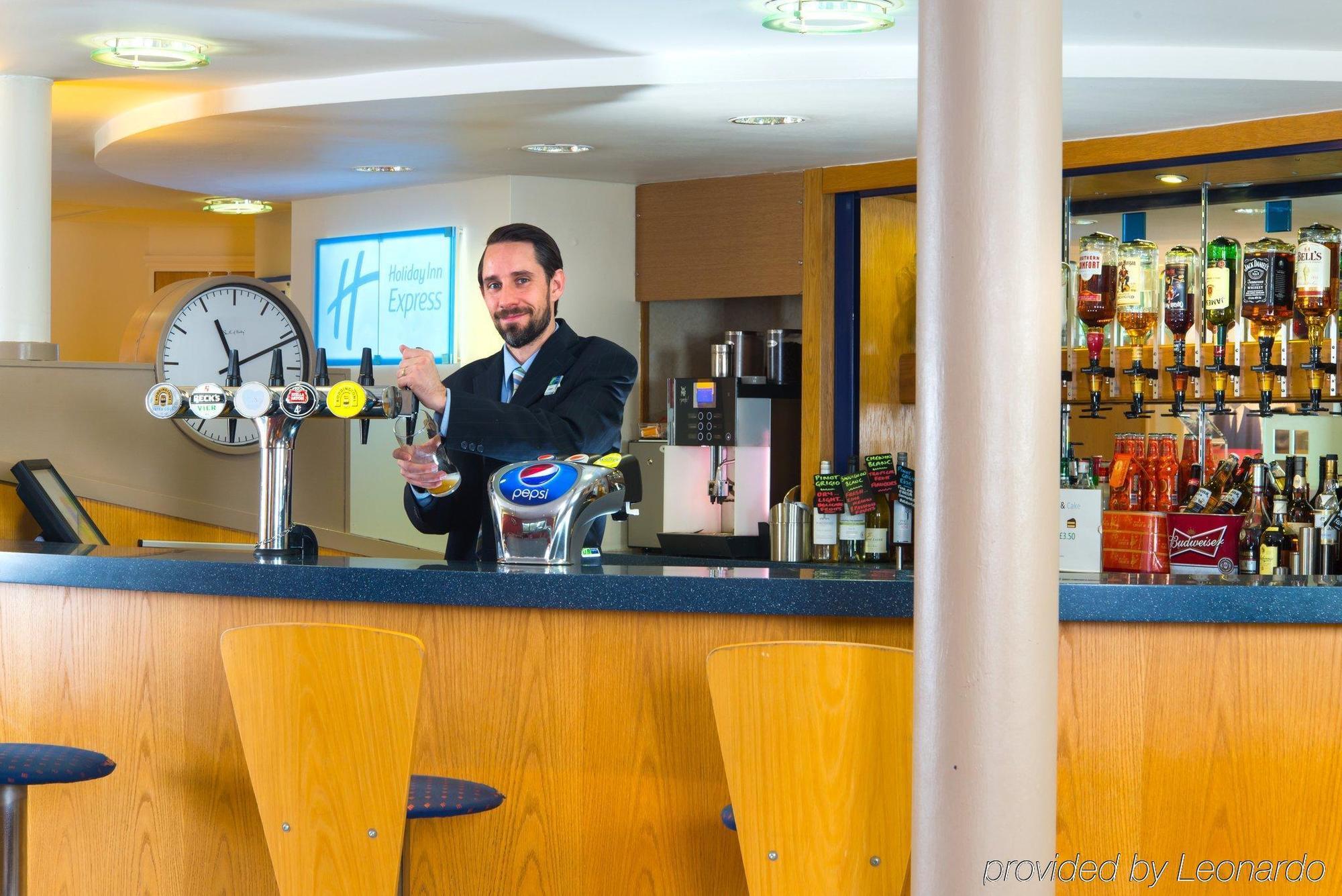 Holiday Inn Express Stafford By Ihg Exterior foto