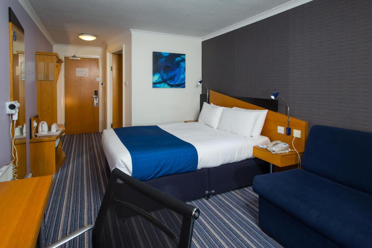 Holiday Inn Express Stafford By Ihg Exterior foto
